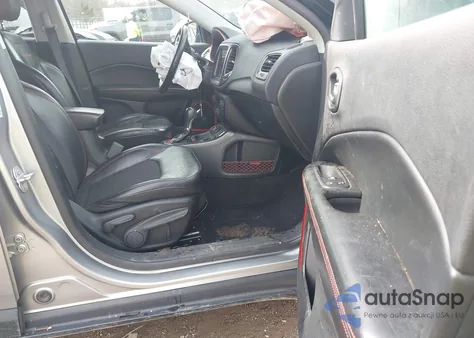 2019 Jeep Compass Trailhawk 4X4 из США, поврежденный, VIN 3C4NJDDB8KT739788